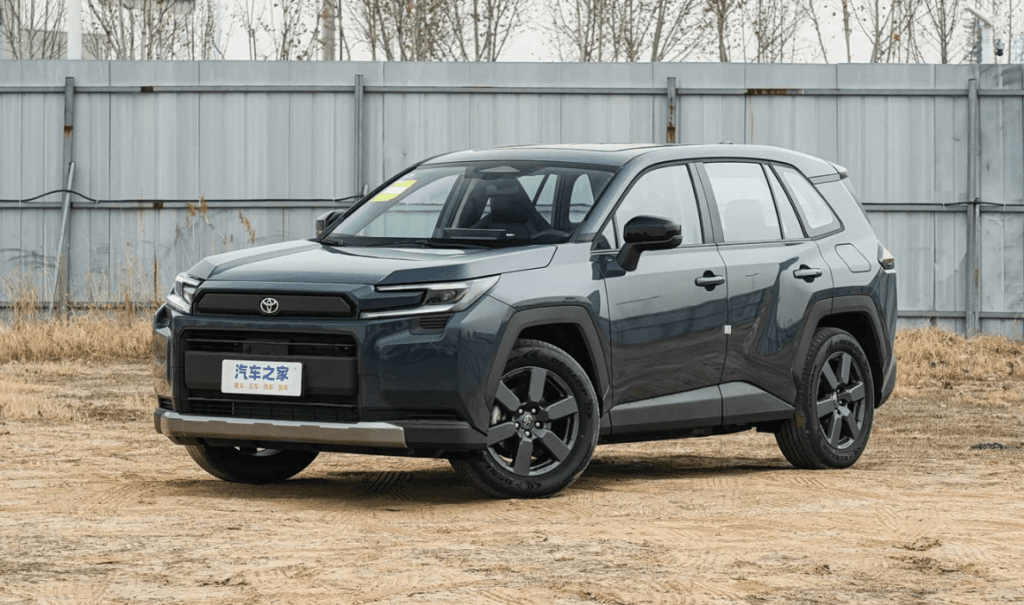 Toyota RAV4 2.0 AWD Deluxe (2026) Белый, черный